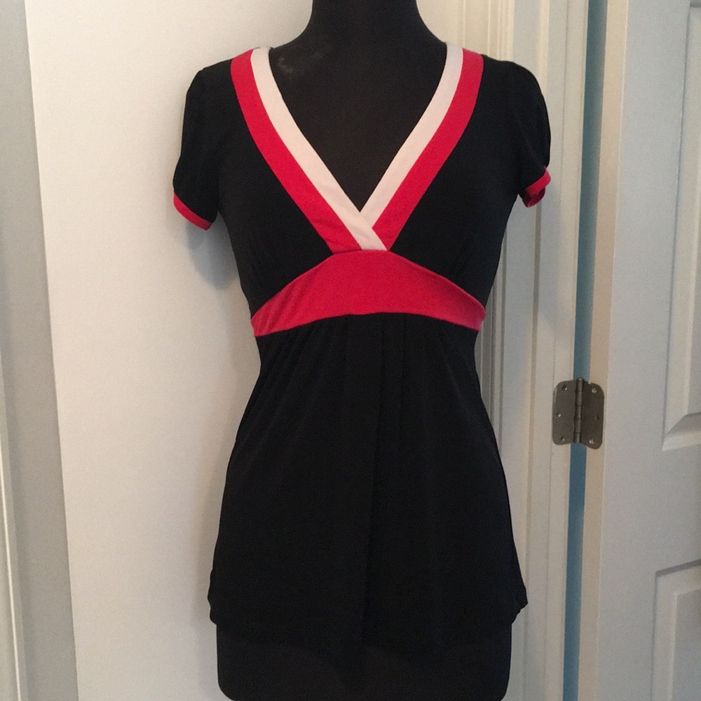 Black, white and red medium top